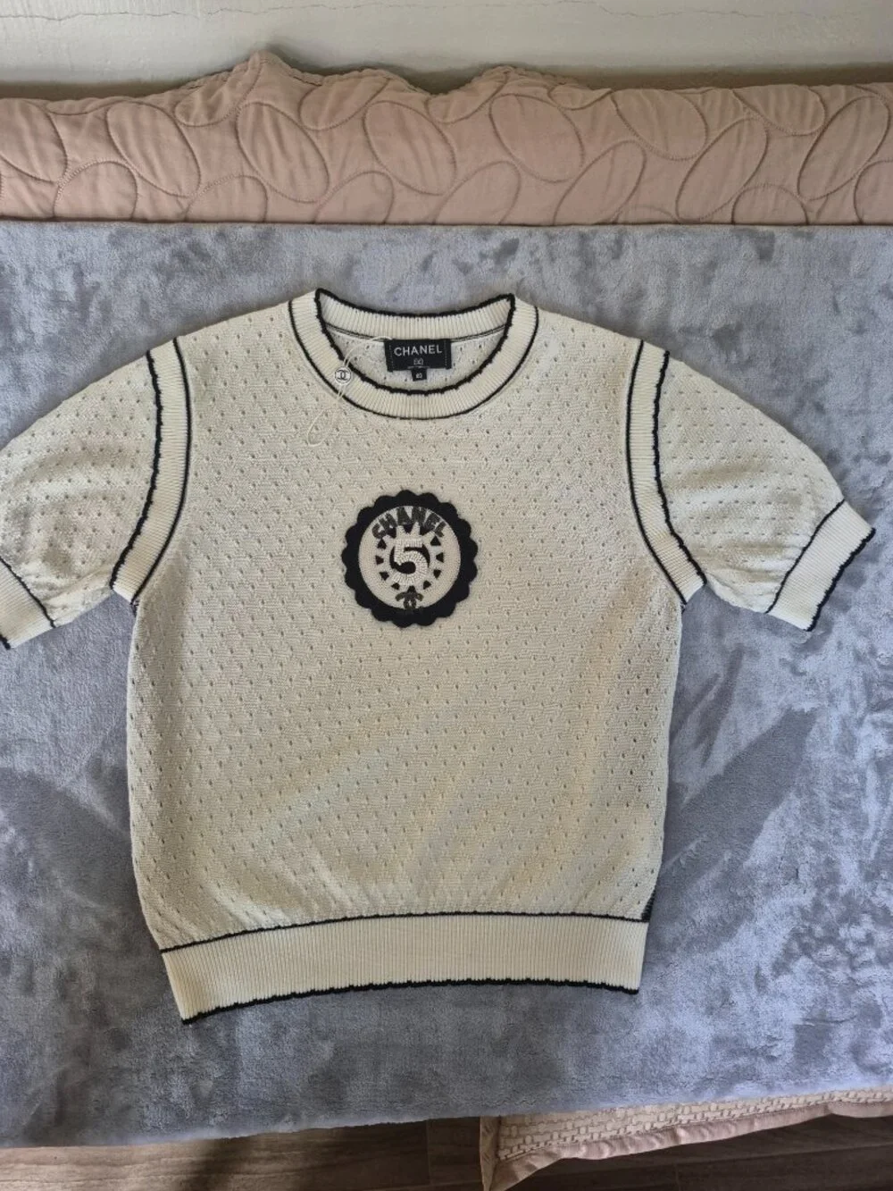 CHANEL 2024 Ivory Black Knit Sweater Top Beaded CC No. 5 Logo Size 40 New